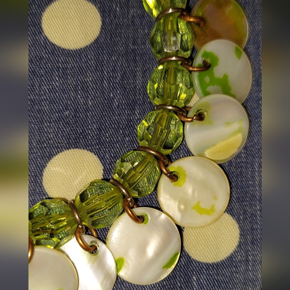 Green and White Beaded And Shell Bracelet - Picture 3 of 3